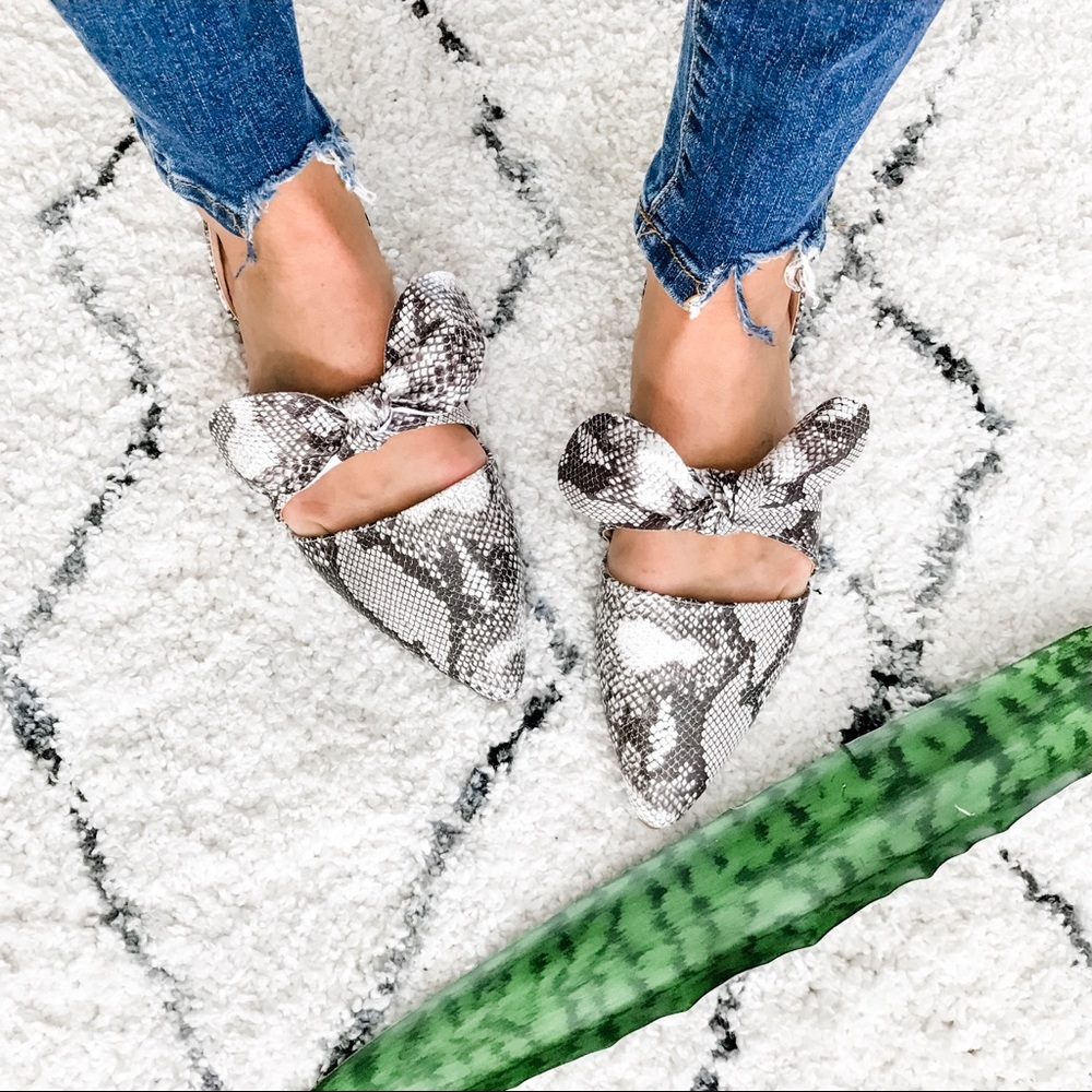 2 LEFT!!! Snakeskin Snake Print Bow Flats Mules - Picture 2 of 8